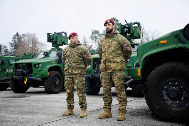 Decembra je vojska dobila nove lahke oklepnike in jih takole postavila na ogled 