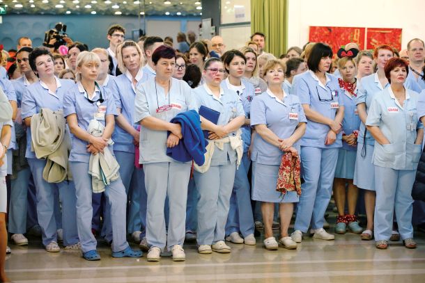 V novi zdravstveni reformi ostajajo medicinske sestre še naprej spregledana rešitev skupnega zdravstvenega problema. Družinski zdravniki pravijo, da več ne zmorejo, vendar izobraževanja diplomiranih medicinskih sester za medpoklicno delitev dela pri obravnavi pacientov ne vidijo kot rešitev. (Na fotografiji ob stavki leta 2018 v UKC Ljubljana) 