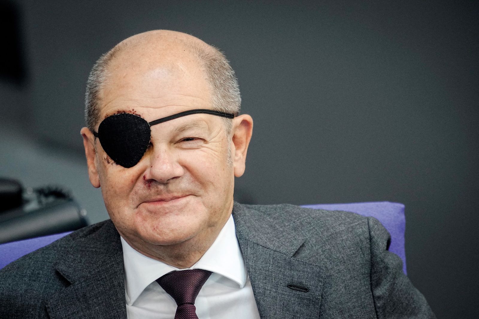 Poškodovani nemški kancler Olaf Scholz med proračunsko razpravo v Bundestagu