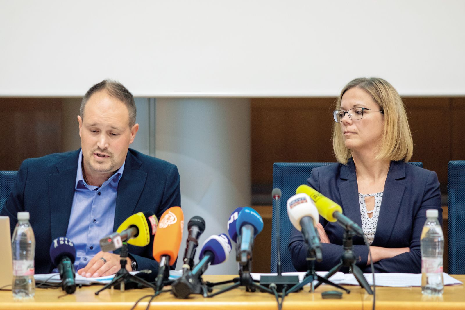 Vodja razpisne komisije Luka Vidmar (ob ministrici), ki še ne more odgovoriti niti na vprašanje, ali je na nevladnem razpisu največ denarja sploh dobila nevladna organizacija ali neki »korpo« podtaknjenec