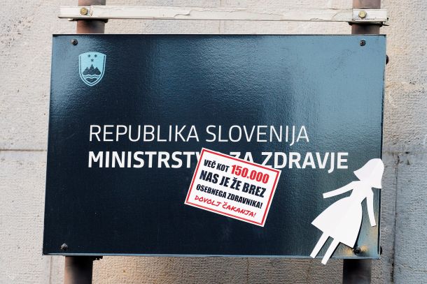 Protest iniciative Glas ljudstva pred stavbo ministrstva za zdravje