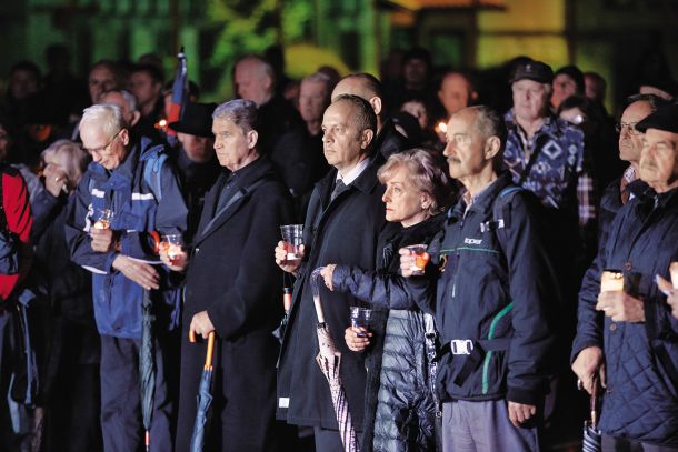 Zavod za narodno spravo edini sistemsko pridobiva denar za raziskovanje druge svetovne vojne. Ni čudno, da je manj znanstvenih dognanj in več politike (na fotografiji proslava od dnevu spomina na žrtve komunizma) 