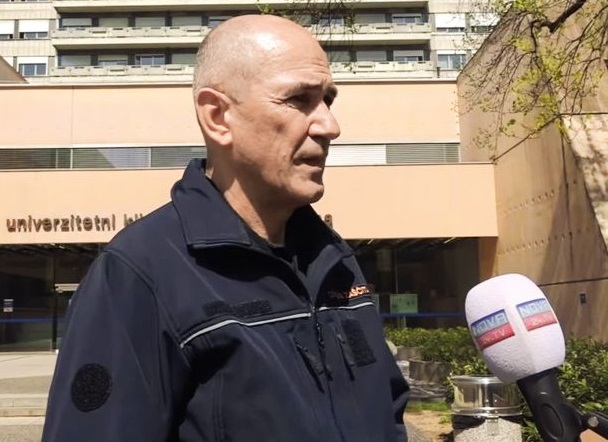Predsednik SDS Janez Janša pred mikrofonom Nove24TV