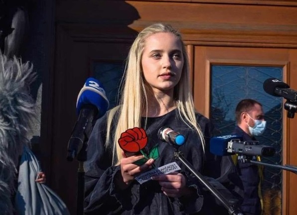 Premier podprl Saro Štiglic /  »Mladi imajo svoje načine izražanja stališč in prav je, da jih pri tem podpremo«