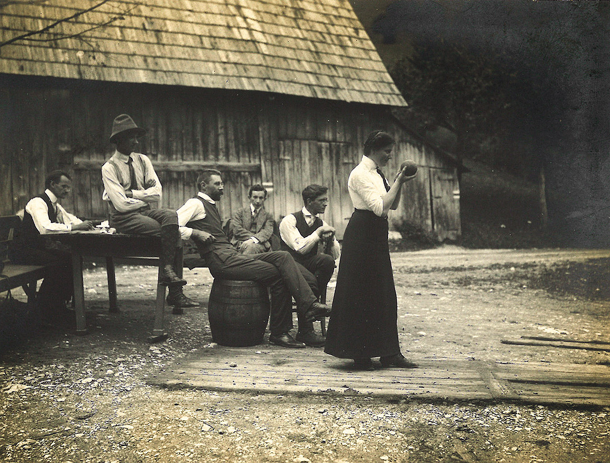 Botaničarka, pedagoginja in naravovarstvenica Angela Piskernik je bila ena prvih Slovenk z doktoratom znanosti. Fotografija, ki je nastala okoli leta 1912, jo je ujela med balinanjem.