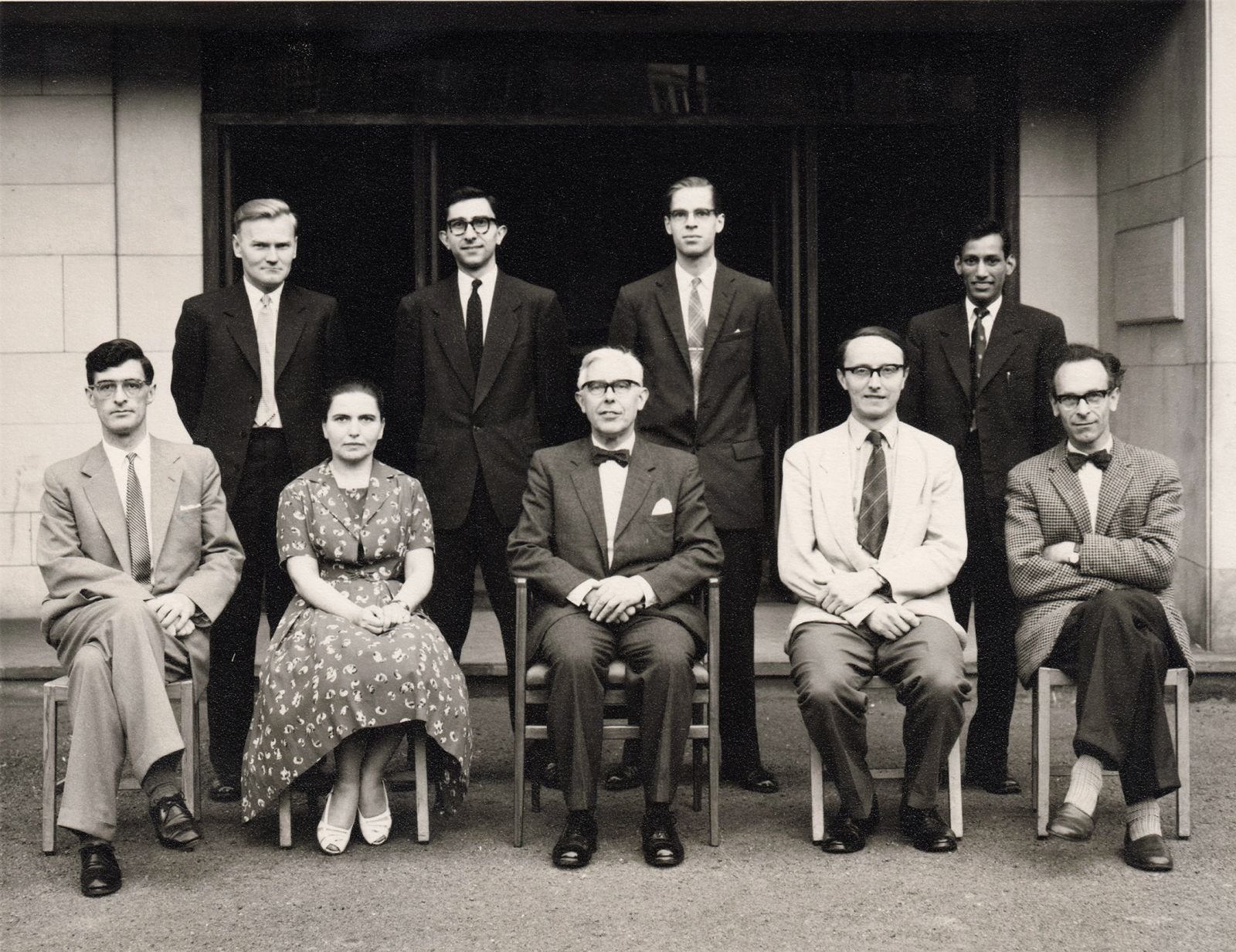 Naša prva gradbenica Carmen Jež Gala se je med drugim izobraževala na britanski univerzi Cambridge. Na fotografiji iz študijskega leta 1959-60 je edina ženska, na njeni levi (v sredini) pa sedi dr. John Fleetwood Baker, dolgoletni predstojnik oddelka za gradbeništvo ter vodilni strokovnjak za teorijo plastičnosti v Veliki Britaniji in širše.
