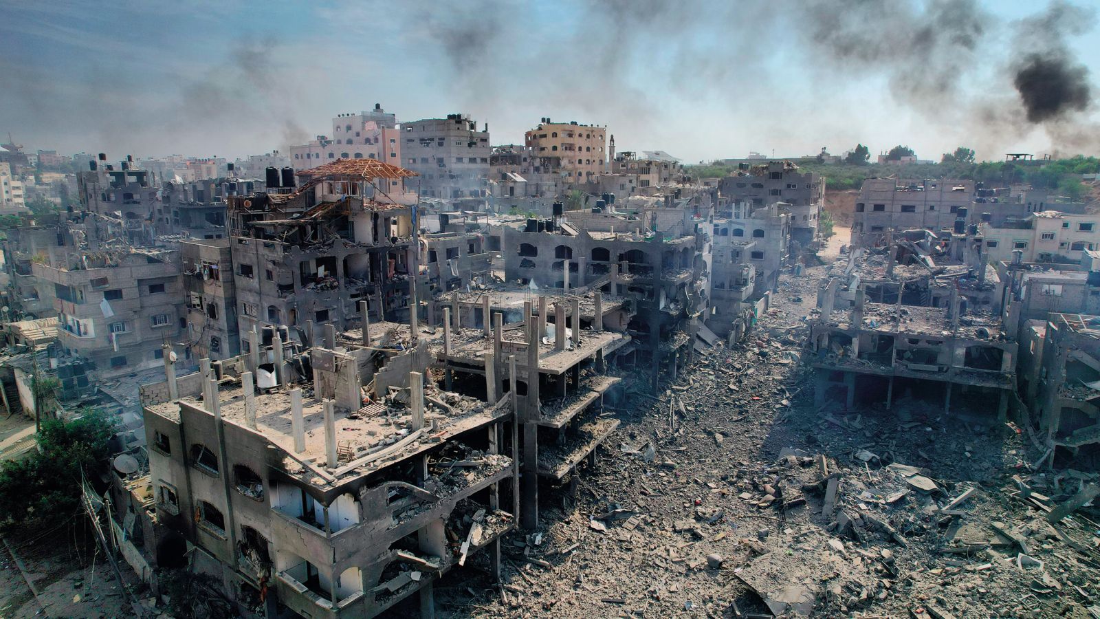 Posledice smrtonosnega napada izraelskih zračnih sil na begunsko taborišče Džabalija, ki je nastalo leta 1948, ko so se v Gazo stekale množice Palestincev, na silo pregnanih iz drugih delov zgodovinske Palestine ob ustanovitvi države Izrael. Na začetku je v taborišču Džabalija, ki se razteza na 1,4 kvadratnega kilometra, živelo 35 tisoč ljudi, danes pa jih tam živi več kot sto tisoč.