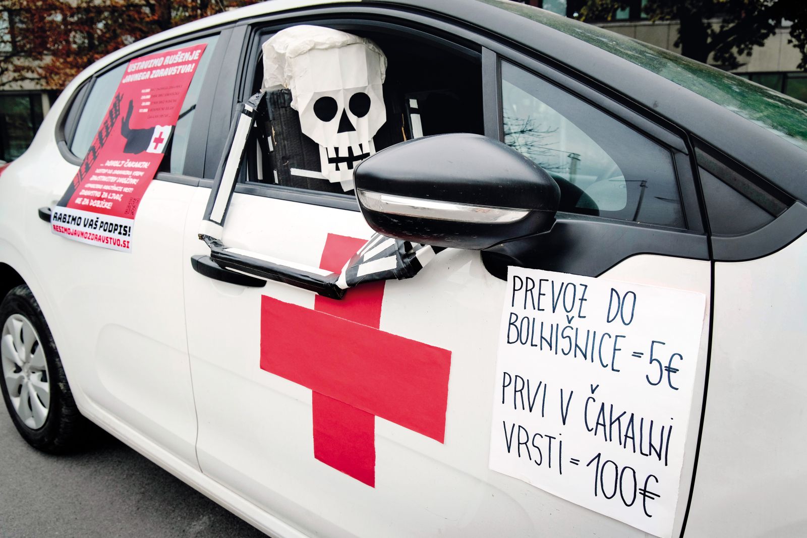 Bodo težave z zdravniki nazadnje rešili algoritmi za samodiagnozo ali celo umetna inteligenca? (Na fotografiji protestna akcija ob začetku uradne kampanje za zbiranje podpisov za vložitev zakona, ki je namenjen »ustavitvi rušenja javnega zdravstva«. Predlog zakona je pripravila iniciativa Glas ljudstva.)