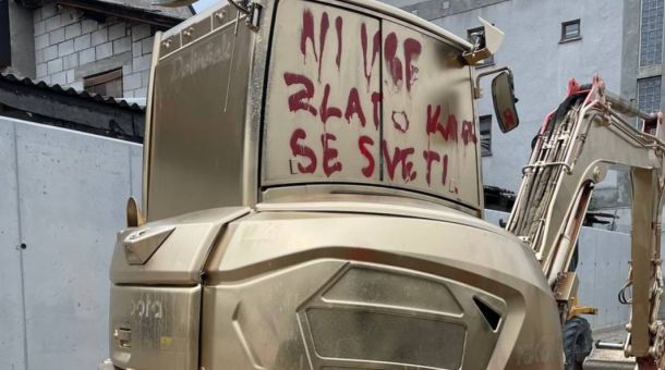 Protest proti elitizaciji Ljubljane / Pred Rogom bager prebarvali v zlato barvo