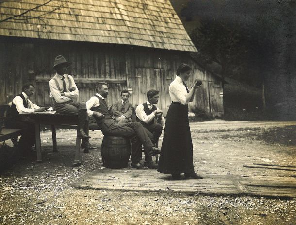 Botaničarka, pedagoginja in naravovarstvenica Angela Piskernik je bila ena prvih Slovenk z doktoratom znanosti. Fotografija, ki je nastala okoli leta 1912, jo je ujela med balinanjem. 