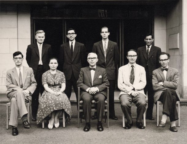 Naša prva gradbenica Carmen Jež Gala se je med drugim izobraževala na britanski univerzi Cambridge. Na fotografiji iz študijskega leta 1959-60 je edina ženska, na njeni levi (v sredini) pa sedi dr. John Fleetwood Baker, dolgoletni predstojnik oddelka za gradbeništvo ter vodilni strokovnjak za teorijo plastičnosti v Veliki Britaniji in širše. 