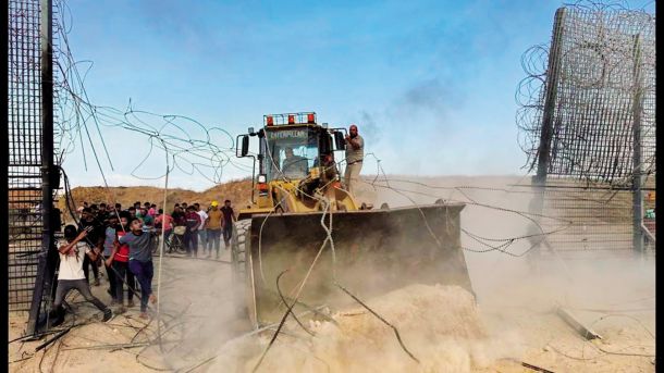 Izrael je bil popolnoma nepripravljen na operacijo Hamasa. A da bi palestinski borci sploh lahko izvedli krvavi napad, so se morali najprej prebiti ven iz Gaze, ki jo je Izrael leta 2007 spremenil v največje koncentracijsko taborišče na svetu.