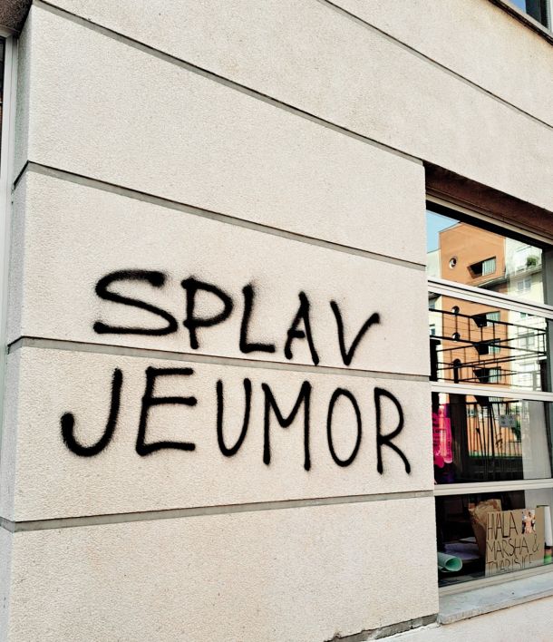 »Splav je umor« – grafit, ki se je pojavil na pročelju stavbe društva DIH, nevladne organizacije, ki deluje na področju LGBT-pravic