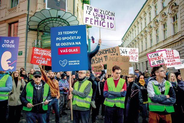 Kdo je tukaj res nasilen? Tisti, ki ženske nadlegujejo pred porodnišnicami, jih oklicujejo za morilke in jim odrekajo avtonomijo do lastnega telesa? Ali tisti, ki se temu postavijo po robu?