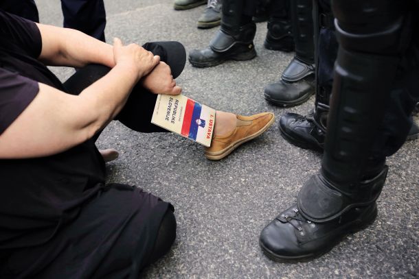 Poleti 2020 so protivladni protestniki posedli pred državni zbor in v protest proti avtokraciji na glas brali slovensko ustavo, temeljno zagotovilo človekovih pravic. Ko se ustava spreminja, bi se morala s soglasjem ljudi in ne zgolj s soglasjem med političnimi strankami.