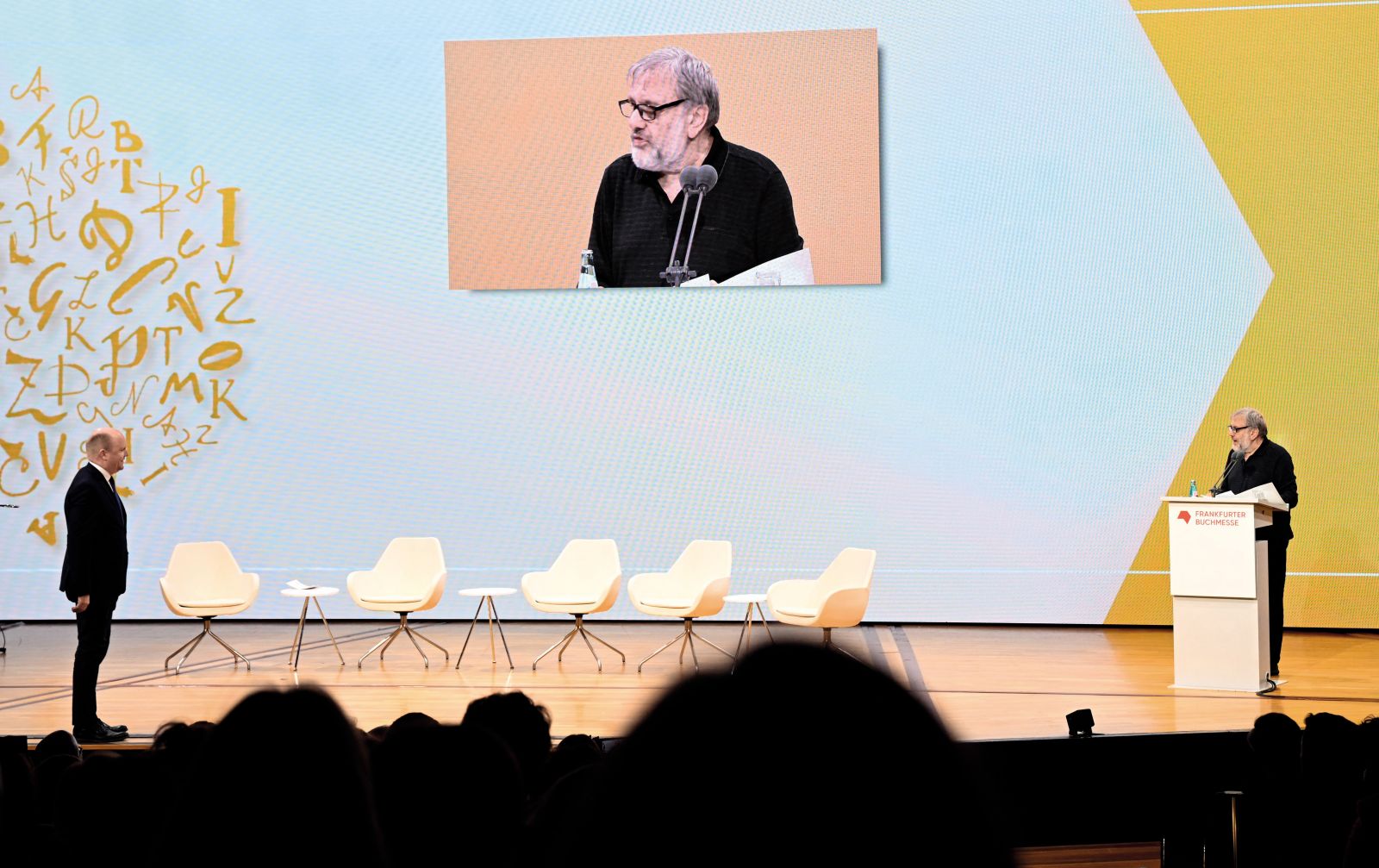 Uwe Becker, posebni pooblaščenec nemške zvezne dežele Hessen za boj proti antisemitizmu, je med govorom Slavoja Žižka na otvoritveni slovesnosti Frankfurtskega knjižnega sejma ogorčeno planil na oder.