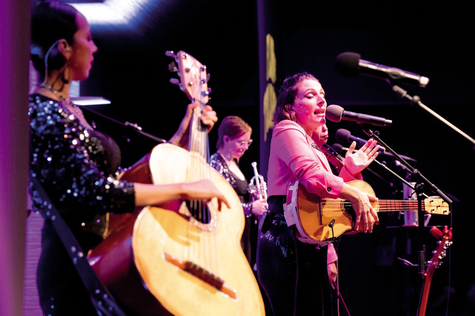 Flor de Toloache: Fiesta latina mariachi!; Glasbe sveta in cikel Cankarjevi torki, Klub CD, LJ | Nada Žgank