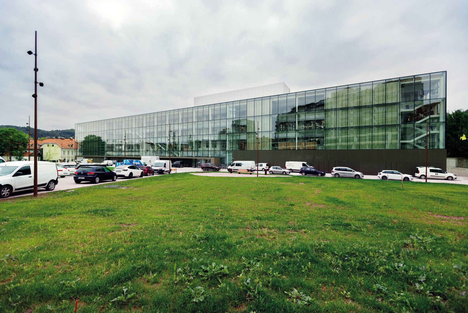 Steklena fasada novega Centra Rog, pred njim nekoč dvorišče bivše tovarne, danes Park izbrisanih, ki bo v celoti užiten. V njem bo med drugim sadovnjak in visoke grede z zelenjavo. Vse to pa naj bi bilo dostopno vsakomur