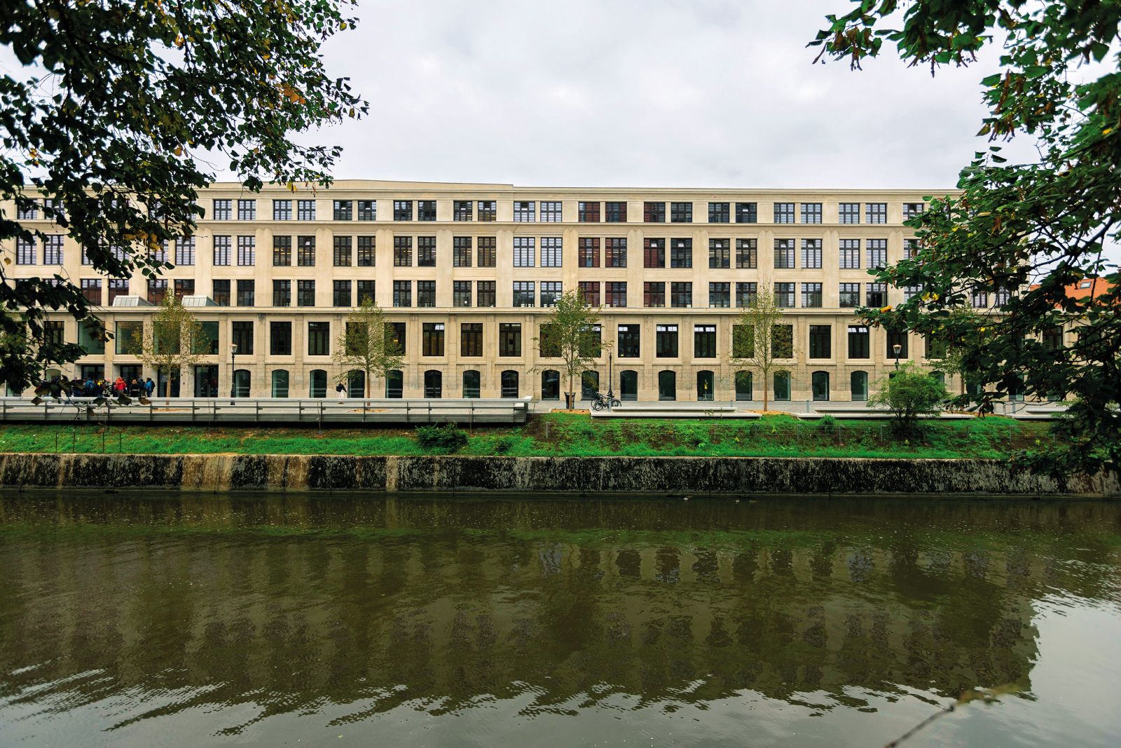 Na strani, ki gleda na Ljubljanico, bodo trgovine, med njimi Made in Rog, kjer bo mogoče kupiti izdelke, nastale v delavnicah centra, in LJFW, ki bo prodajala modne kolekcije, predstavljene na prireditvah Ljubljanskega tedna mode