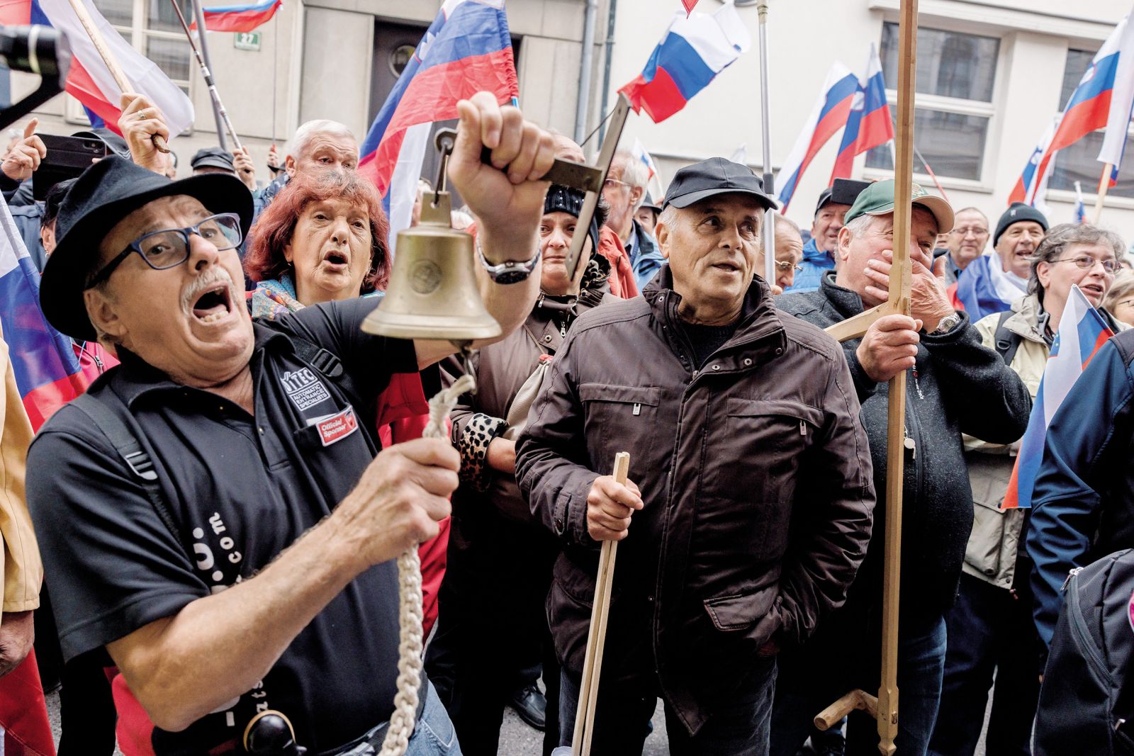 Protest Ruparjevih upokojencev pred poslopjem vlade. Zahtevajo Ruparja za ministra za upokojence. | Luka Dakskobler