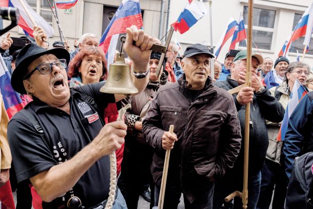 Protest Ruparjevih upokojencev pred poslopjem vlade. Zahtevajo Ruparja za ministra za upokojence.