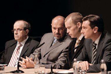 Sveta trojica ovadenih (v družbi odmaknjenega Ivana Svetlika na levi) za skupno mizo leta 2009: Franci Križanič (takratni minister za finance), Matej Lahovnik (takratni gospodarski minister) in Borut Pahor (takrat premier)
