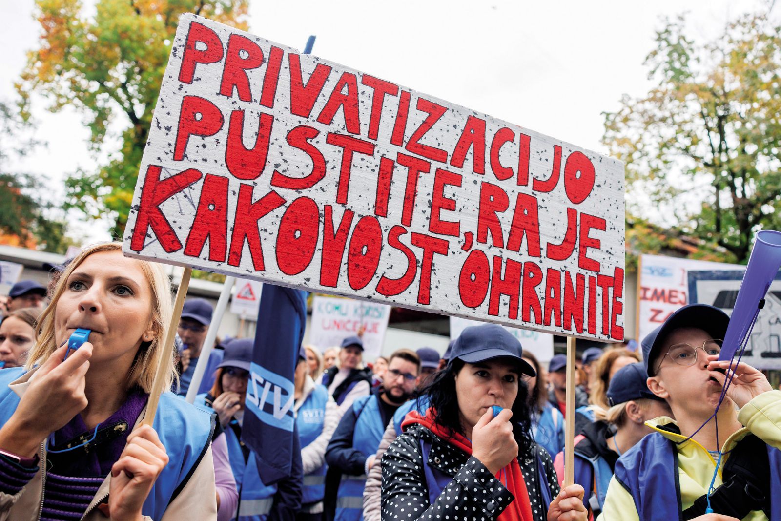 Protest sindikata vzgoje in izobraževanja pred poslopjem vlade | Luka Dakskobler