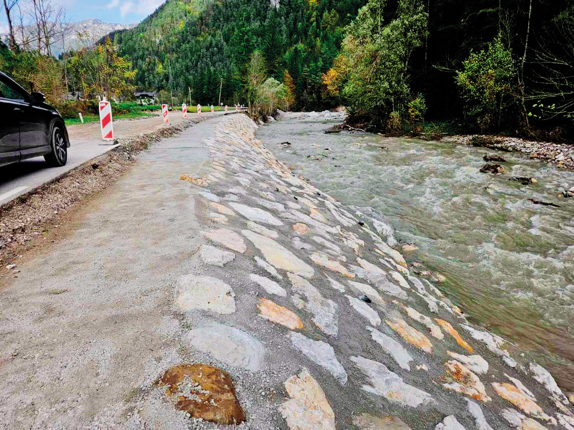 Betonirana brežina reke Savinje po sanaciji ceste v Solčavi
