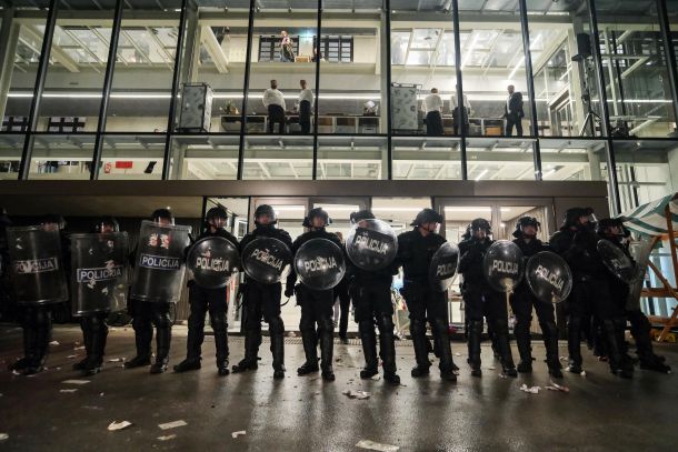 Policisti pred stavbo novega centra Rog