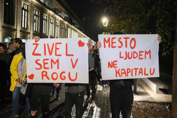 Protestniki na včerajšnjem odprtju Centra Rog