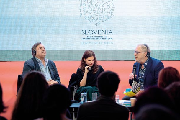 Klasik moderne slovenske književnosti Drago Jančar in vzhajajoča zvezda Ana Marwan na frankfurtskem sejmu 