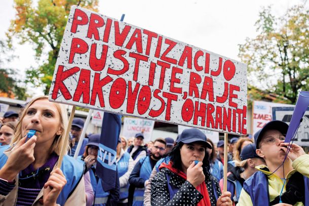 Protest sindikata vzgoje in izobraževanja pred poslopjem vlade
