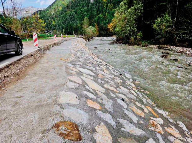 Betonirana brežina reke Savinje po sanaciji ceste v Solčavi