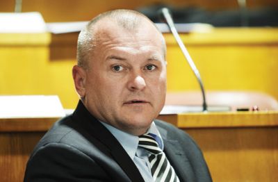 Franc Kangler je namreč aprila 2019 kot državni svetnik na seji komisije za državno ureditev državnega sveta sodeloval pri obravnavi točke, v okviru katere je komisija razpravljala o predlogu zahteve za odreditev parlamentarne preiskave za ugotovitev zlorab v zadevi Kangler in drugi
