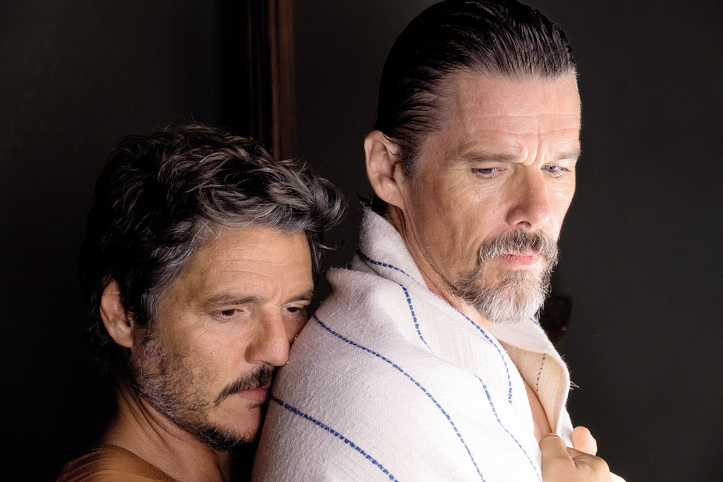 V Čudnem načinu življenja, novem filmu Pedra Almodovarja, se coming out zgodi v vesternu oziroma pistolerosema pri dobrih petdesetih (Pedro Pascal in Ethan Hawke).