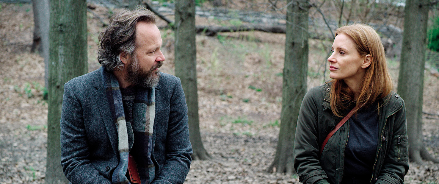 V Spominu moški z imenom Saul (Peter Sarsgaard) izgubi spomin, njegova negovalka pa postane Sylvia (Jessica Chastain), s katero ga druži mučna, potlačena preteklost.