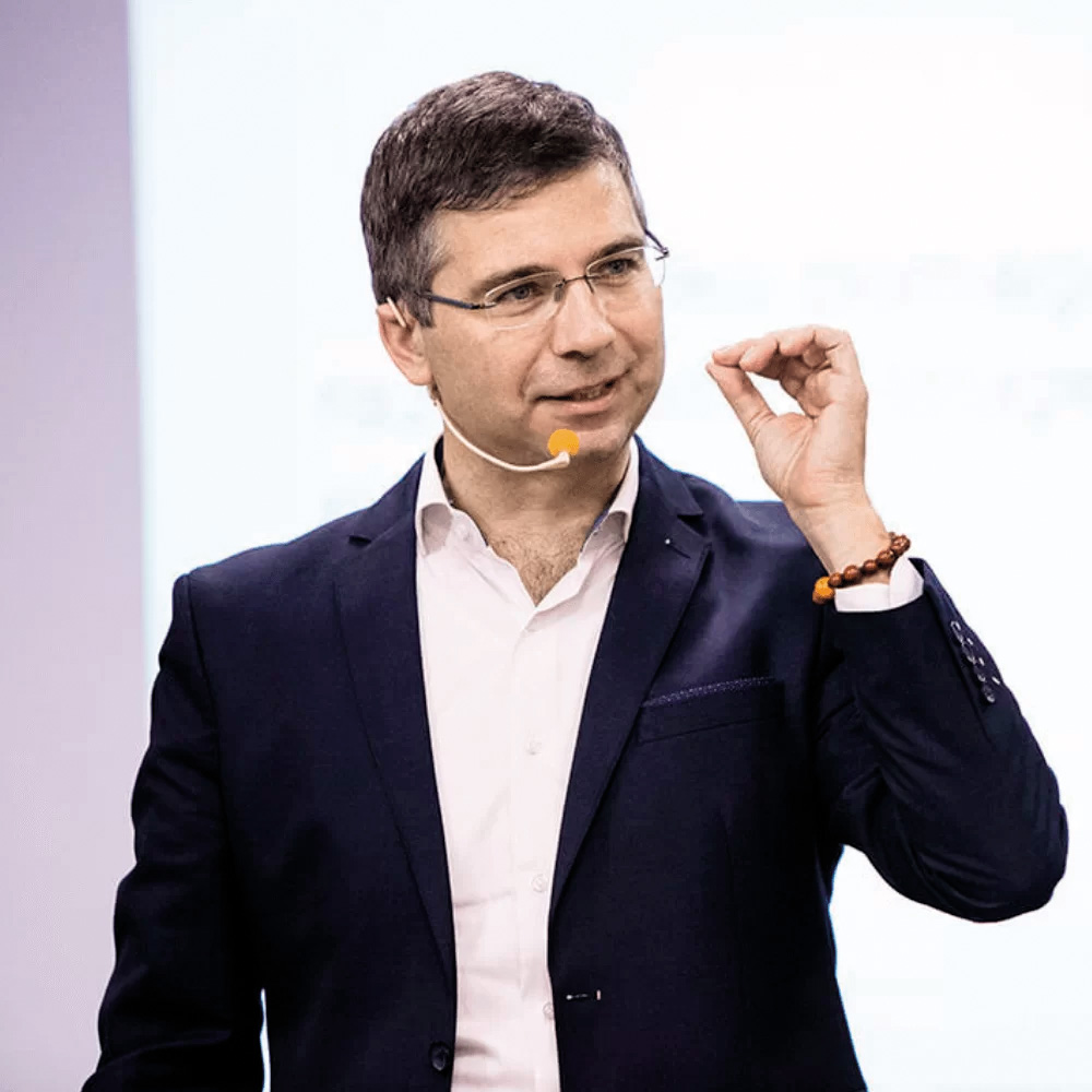 Eden naših najuspešnejših coachev je Aleksander Šinigoj, strokovnjak za poslovno in osebno rast, ponosni trener nevrolingvističnega programiranja, motivator in hipnotizer. Z njegovo pomočjo lahko »prebudimo velikana v sebi«, a to ne bo ravno poceni: paket šestih glavnih tečajev nas bo stal skoraj 13 tisoč evrov.