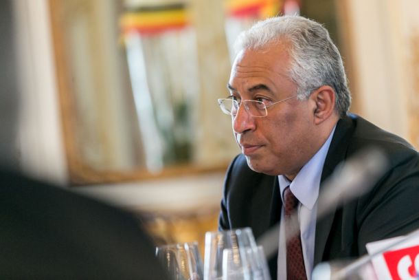 O primeiro-ministro português demitiu-se devido ao escândalo de corrupção