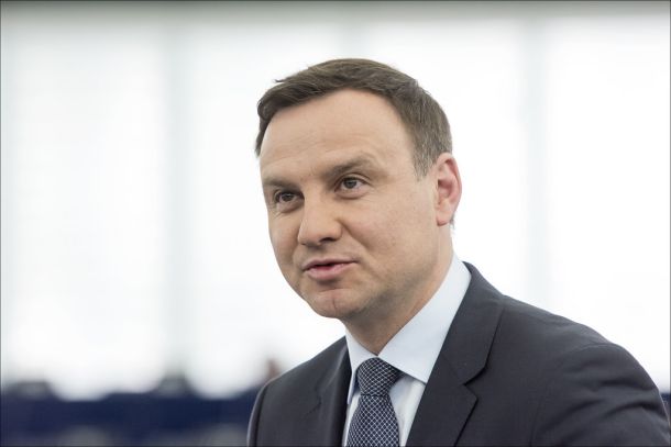 Andrzej Duda, ki je sicer povezan s PiS, je konec oktobra začel niz srečanj s strankarskimi voditelji, da bi se odločil, komu podeliti mandat za sestavo vlade