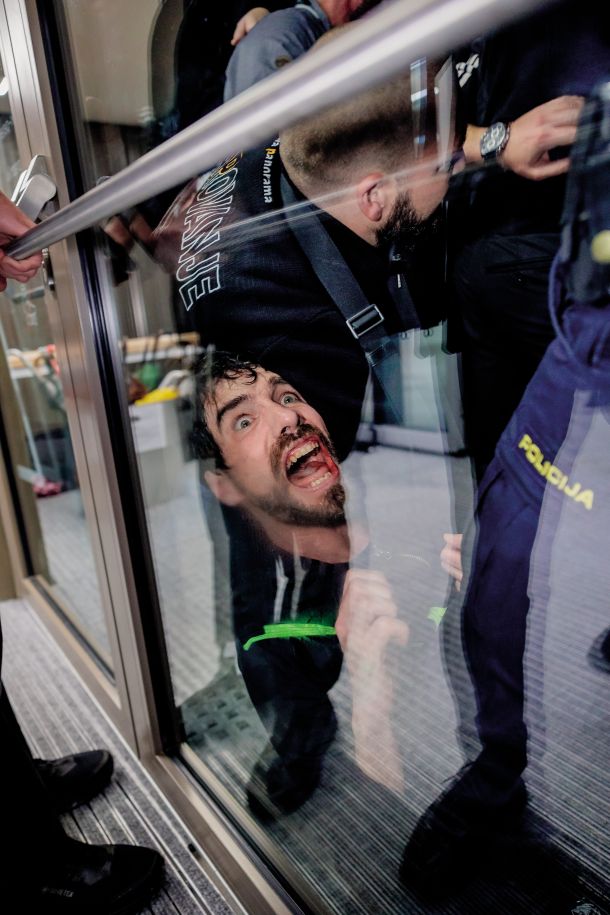 Aktivist Miha Blažič - N’Toko iz Ambasade Rog, gibanja, ki beguncem zagotavlja socialno podporo in je imelo nekoč prostore v bivši tovarni Rog, na odprtju Centra Rog