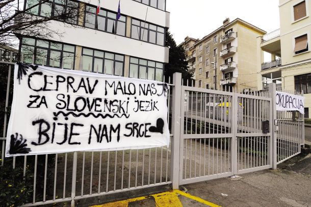 Slovenci v Italiji si že desetletja prizadevajo za več pravic (na fotografiji protest slovenskih dijakov v tržaškem liceju Franceta Prešerna leta 20