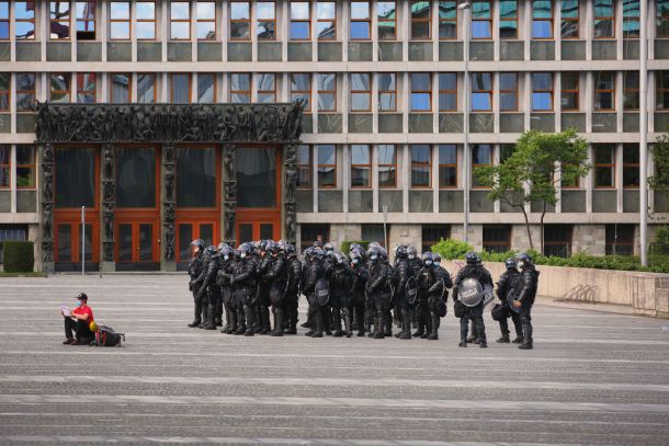 Primer tipičnega janšizma - policisti napadajo bralce ustave 