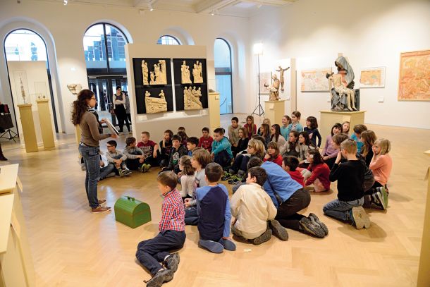Posebno vodenje za učence prve triade osnovne šole. Umetnine otroci spoznavajo s pomočjo škrata Gala, fiktivnega lika Svetlane Makarovič, in slikanice Gal v galeriji ilustratorja Kostje Gatnika. Gre pravzaprav za nekakšen vodnik po Narodni galeriji, namenjen najmlajšim.