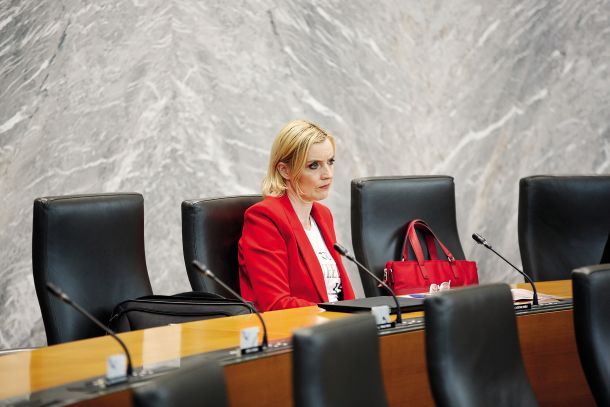 Mojca Pašek Šetinc, še nedavno članica Gibanja Svoboda in še vedno predsednica preiskovalne komisije, ki je objavila poročilo o financiranju stranke SDS. Kljub dobremu delu jo kani vladna koalicija zamenjati. Ne zaradi dela v komisiji, kriv naj bi bil spor v stranki. Njen naslednik na mestu vodje te komisije bo stopil v velike čevlje.