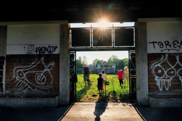 Podnebni protestniki ob simboličnem vstopu na Plečnikov stadion za Bežigradom 3. marca letos 