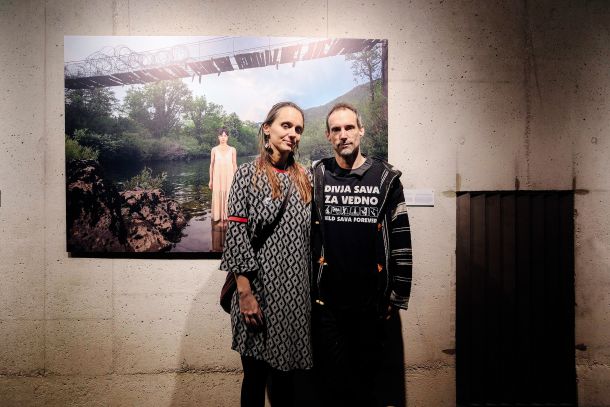 Alja Bulič in Erik Valenčič, vodji projekta Varuhinje rek, skupinska fotografska razstava, Galerija »S«, LJ grad 