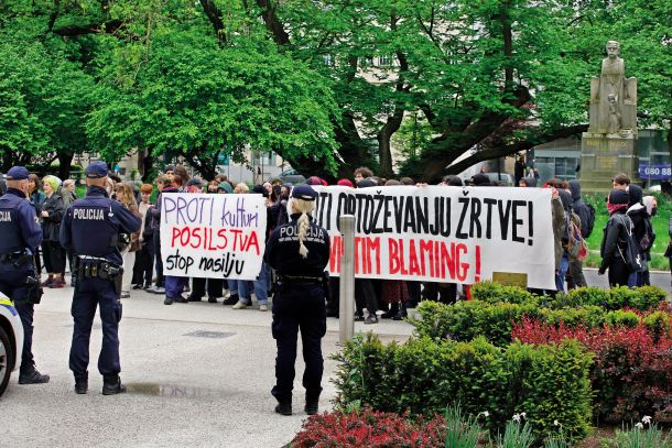 Protest proti kulturi posilstva par dni preden je sodišče peterico fantov oprostilo obtožbe, da so na pokopališču skupinsko posilili 15-letno dekle. Ljubljana, 8. maj 2023 