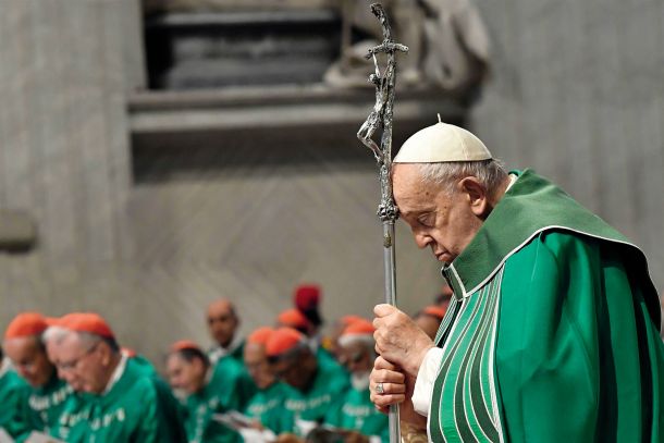Papež Frančišek na maši ob zaključku generalne skupščine škofovske sinode v baziliki svetega Petra v Vatikanu
