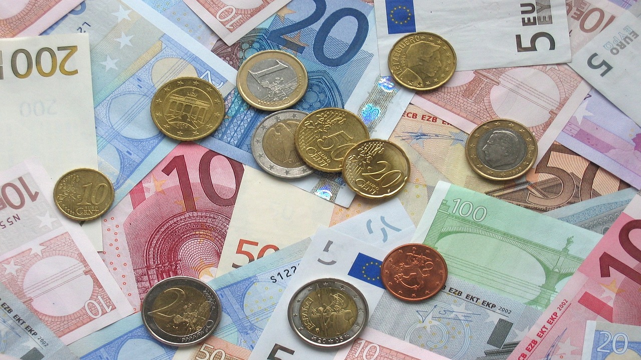Bomo v ustavo zapisali, da je gotovina zakonito plačilno sredstvo?