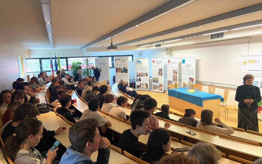 Okrogla miza ob razstavi “Zgodbe pozitivnih sprememb” v Ljubljani na Gimnaziji Vič  v Ljubljani